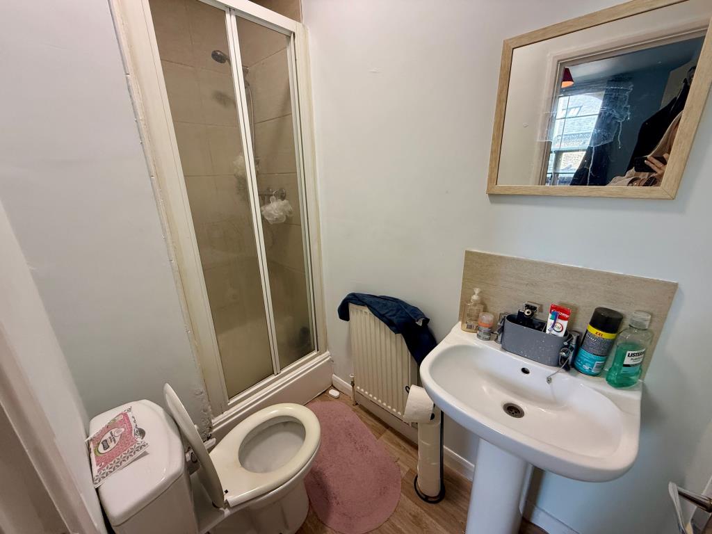 Lot: 137 - FLAT FOR INVESTMENT - Shower room with W.C.